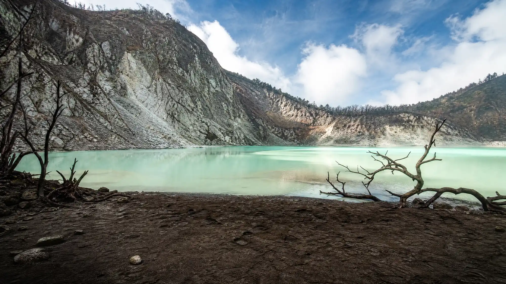 Explora este lago volcánico altamente ácido situado a 2,430 metros sobre el nivel del mar. Encuentra el transporte más rápido desde Bandung y consulta las tarifas actuales del shuttle.